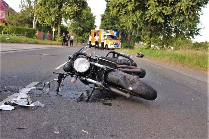 Verunfalltes Motorrad und beschädigtes Auto nach schwerem Verkehrsunfall auf Bundesstraße 230.