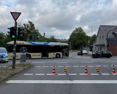 Unfallstelle in Hückeswagen: Zusammenstoß Bus gegen Pkw an Kreuzung B237/Industriestraße/Winterhagen.