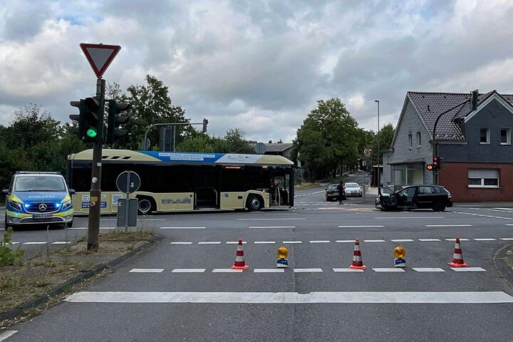 Unfallstelle in Hückeswagen: Zusammenstoß Bus gegen Pkw an Kreuzung B237/Industriestraße/Winterhagen.