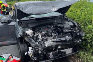 Schwerer Unfall auf der A44: Volvo und Hyundai nach Überholmanöver beschädigt, Verletzte.