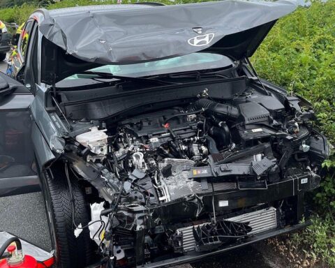 Schwerer Unfall auf der A44: Volvo und Hyundai nach Überholmanöver beschädigt, Verletzte.