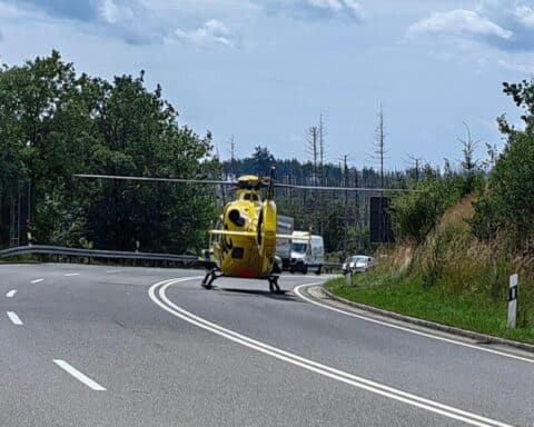 Motorradunfall auf B27: Schwerverletzter Fahrer und Rettungshubschrauber am Unfallort.