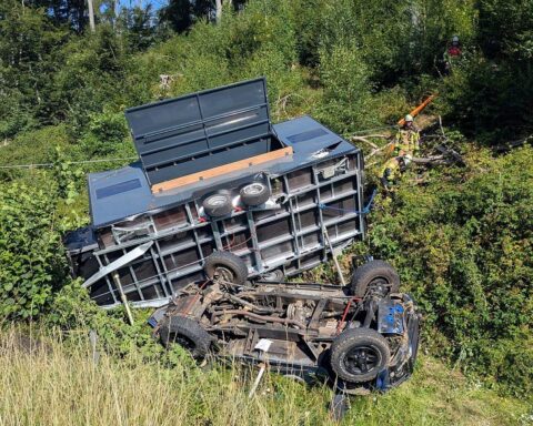Schwerer Unfall auf der A1: Pkw überschlagen, auf dem Dach in der Böschung, Feuerwehr im Einsatz.