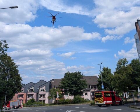 Rettungshubschrauber landet auf Kreuzung nach schwerem Fahrradunfall; Feuerwehr sichert Einsatzstelle.