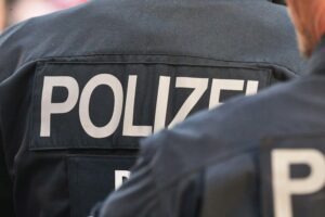 Zwei beschädigte Autos nach schwerem Unfall, Polizei, Rettungskräfte und verletzte Personen.