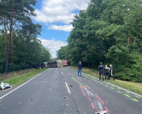 Schwerer Verkehrsunfall mit Lkw und mehreren Pkw auf Bundesstraße 187 in Griebo.