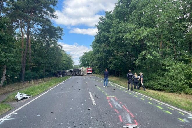 Schwerer Verkehrsunfall auf B 187 bei Griebo: LKW kippt um, mehrere Verletzte