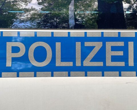 Unfall auf der A1 bei Schweich: Polizei regelt Verkehr nach Zusammenstoß mit Pferd und mehreren Fahrzeugen.