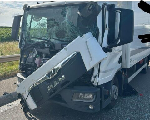 Verkehrsunfall auf Autobahn: verletzter Fahrer, beschädigte Autos, Ablenkung durch Handynutzung.