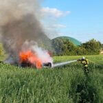 Vollbrandener PKW nach Unfall auf der K81 nahe Braven, Feuerwehreinsatz und Rettungsdienst.