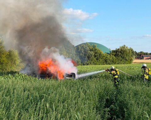 Vollbrandener PKW nach Unfall auf der K81 nahe Braven, Feuerwehreinsatz und Rettungsdienst.