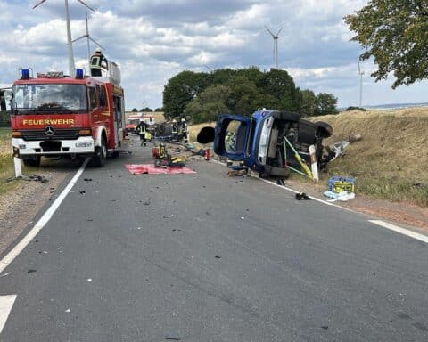 Schwerer Verkehrsunfall: Pkw und Pritschenwagen auf der L9, Polizei sichert Unfallstelle bei Heckhuscheid-Niederüttfeld.