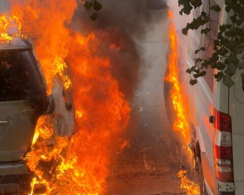 Zwei vollständig zerstörte Autos nach Brand in Schwerin-Neu Zippendorf; Polizei ermittelt wegen Brandstiftung.