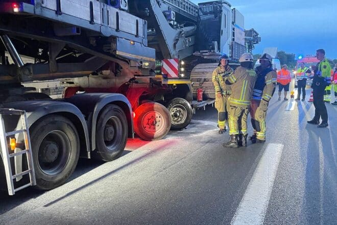 Schwertransporter: Qualmende Achse löst Feuerwehreinsatz auf A7 aus