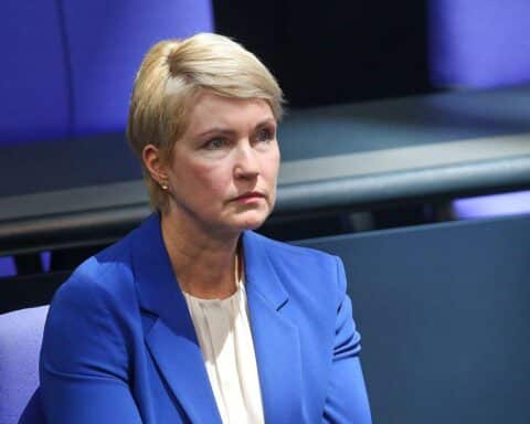 Manuela Schwesig kritisiert geplante Bundesregierungskürzungen beim Unterhaltsvorschuss für Alleinerziehende.