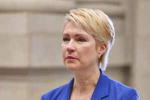 Manuela Schwesig diskutiert Arbeitsfrust, Rentenreform und Ungerechtigkeiten im Osten Deutschlands.