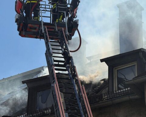 Wohnungsbrand in Frankfurt-Gallus: Feuerwehr im Einsatz, Rettung von Bewohnern, starke Rauchentwicklung.