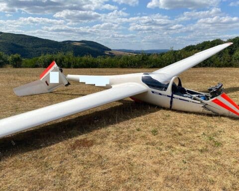 Archivbild: verunglückter Segelflieger am Flugplatz Eßweiler, Rettungskräfte nach Absturz, glückliche Besatzung.