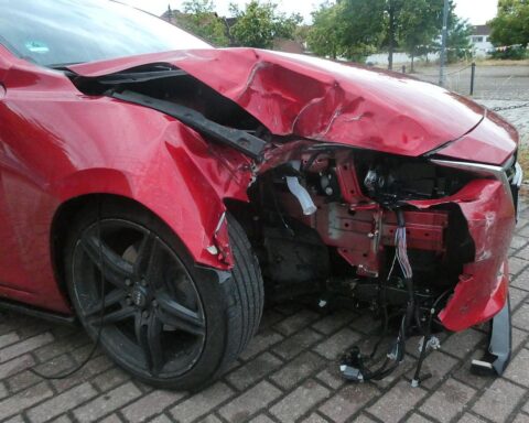 Unfallauto gegen Straßenlaterne, Schaden am Mazda, Polizei vor Ort, keine Verletzten.