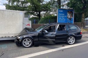Unfallaufnahme: BMW prallt in Lkw-Anhänger, erheblicher Sachschaden, glücklicherweise keine Verletzten.