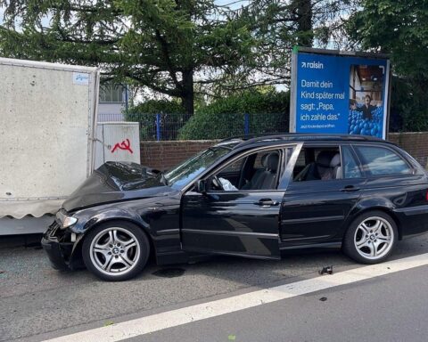Unfallaufnahme: BMW prallt in Lkw-Anhänger, erheblicher Sachschaden, glücklicherweise keine Verletzten.