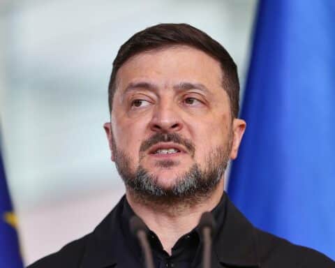 Selenskyj sieht ernsthaft auf Karte, während Ukraine Russlands Öl-Infrastruktur angreift.