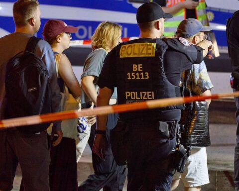 Ein Auto rast bei einer CSD-Demonstration in eine Menschenmenge; Sicherheitsbedrohung durch islamistischen Terror.