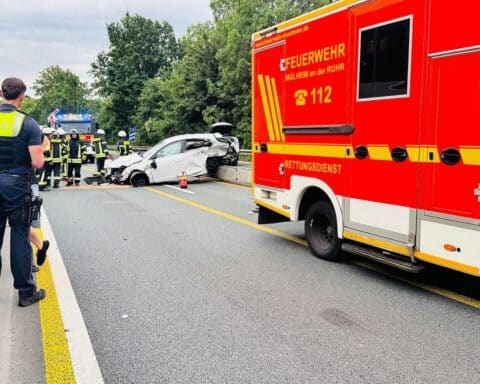 Verkehrsunfall auf A40 mit mehreren Fahrzeugen, Feuerwehr im Einsatz, Rettungsdienst behandelt Verletzte.