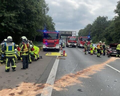 Schwerer Unfall auf der A43 bei Bochum: mehrere Verletzte, mehrere Pkw, Rettungsdienst und Feuerwehr im Einsatz.