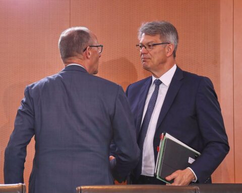 Friedrich Merz und Patrick Schnieder im Archivfoto: CSU-Chef Söder stärkt Merz im Kabinettswechsel.