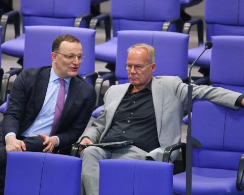 Jens Spahn und Matthias Miersch im Gespräch, symbolisieren Vertrauen zwischen CDU und SPD.