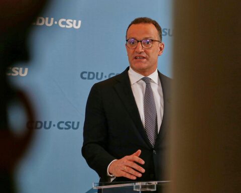 Jens Spahn präsentiert Steuerreform, verteidigt Entlastungen vor CDU/CSU-Fraktion in Berlin.