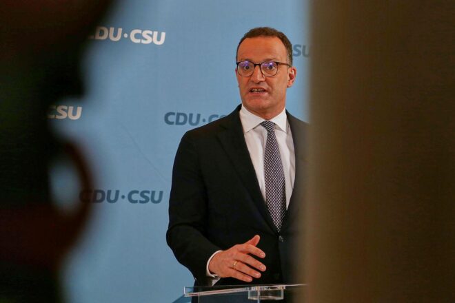 Jens Spahn präsentiert Steuerreform, verteidigt Entlastungen vor CDU/CSU-Fraktion in Berlin.