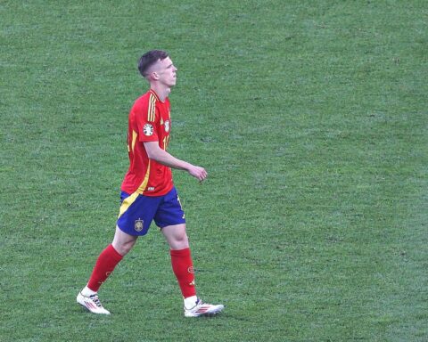 Dani Olmo jubelt im Trikot Spaniens nach dem 2:0 gegen Frankreich im Halbfinale.