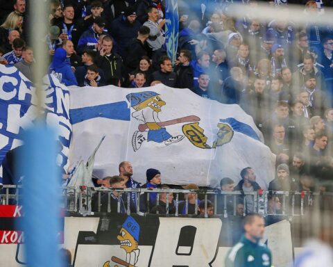 Schalke-04-Fans im Stadion: Unterzeichnung von Kooperationsvereinbarung zur Sicherheit und Polizei-Entlastung in Düsseldorf.