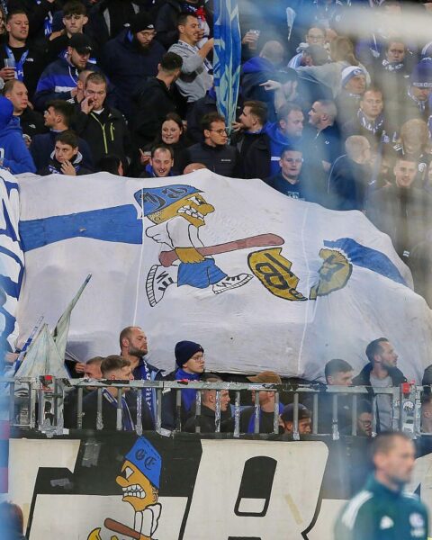 Schalke-04-Fans im Stadion: Unterzeichnung von Kooperationsvereinbarung zur Sicherheit und Polizei-Entlastung in Düsseldorf.