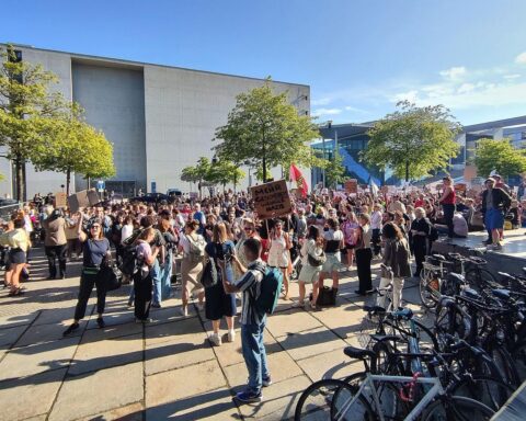 Demonstration vor dem Bundestag: Menschen protestieren gegen reformierte gesetzliche Krankenversicherungskosten.