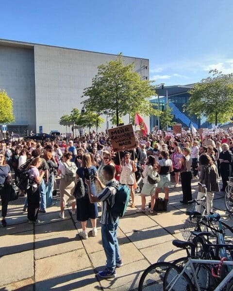 Demonstration vor dem Bundestag: Menschen protestieren gegen reformierte gesetzliche Krankenversicherungskosten.