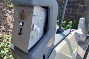 Staubsaugerautomat einer Tankstelle wurde aufgebrochen; Polizei ermittelt wegen Münzdiebstahls. (Archivfoto)