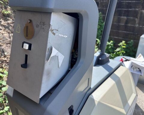 Staubsaugerautomat einer Tankstelle wurde aufgebrochen; Polizei ermittelt wegen Münzdiebstahls. (Archivfoto)