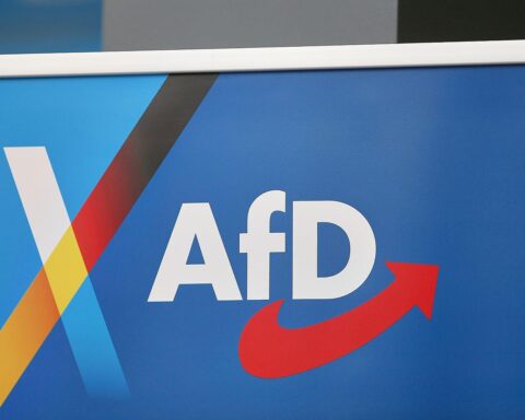 AfD-Logo im Archiv-Kontext: Schenk Graf von Stauffenberg verteidigt Kranzniederlegung bei Gedenkveranstaltung.