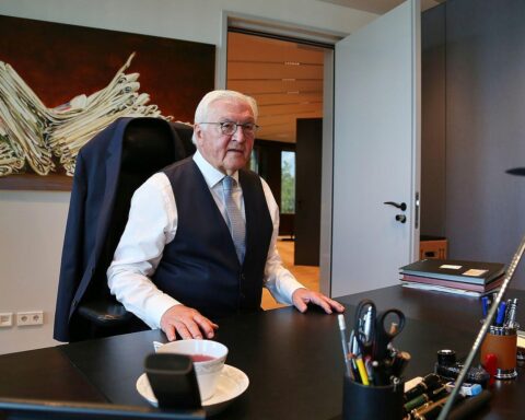 Frank-Walter Steinmeier vor Schloss Bellevue: Verteidigt Renovierungskosten während die Arbeiten am Gebäude laufen.