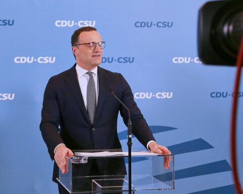 Jens Spahn im Archivfoto; dahinter Kritik von Strack-Zimmermann wegen Leihmutterschaft, Rücktritt gefordert.