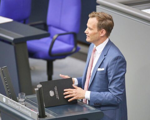 Hendrik Streeck fordert Verbot süßer Vape-Aromen zum Schutz junger Menschen vor Nikotinabhängigkeit.