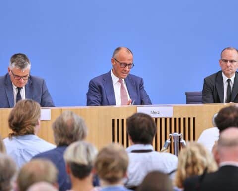 Bundeskanzler Friedrich Merz bei Sommerpressekonferenz; Journalisten kritisieren Zitatfreigaben vor Veröffentlichung.