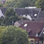 Dächer im Archiv: Studie zur Autoindustriekrise, die Immobiliennachfrage bremst, Kaufpreise und Erschwinglichkeit senkt.
