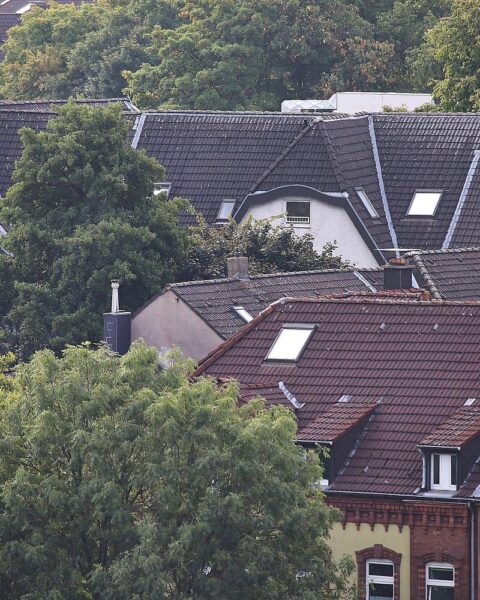 Dächer im Archiv: Studie zur Autoindustriekrise, die Immobiliennachfrage bremst, Kaufpreise und Erschwinglichkeit senkt.