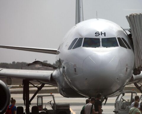 Flugzeug auf Rollfeld zeigt stagnierenden deutschen Luftverkehr im europäischen Vergleich. Dringender Handlungsbedarf!