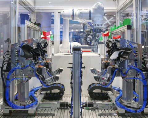 Roboteranlage in der Industrieproduktion (Archiv) als Symbol für Digitalisierung und KI-betriebene Fertigung in Deutschland.