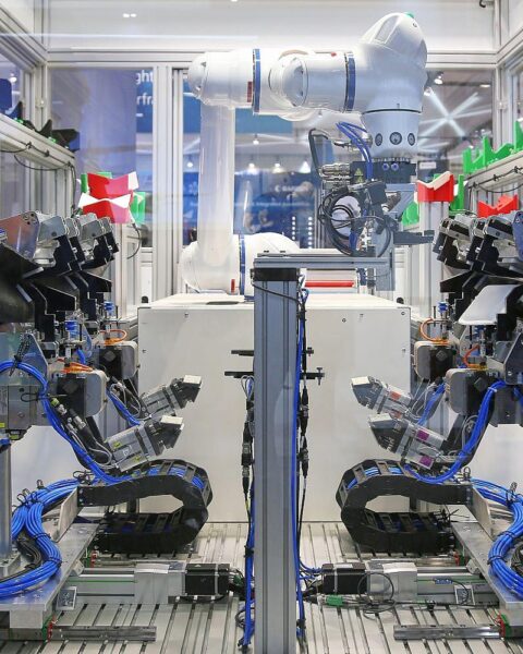 Roboteranlage in der Industrieproduktion (Archiv) als Symbol für Digitalisierung und KI-betriebene Fertigung in Deutschland.